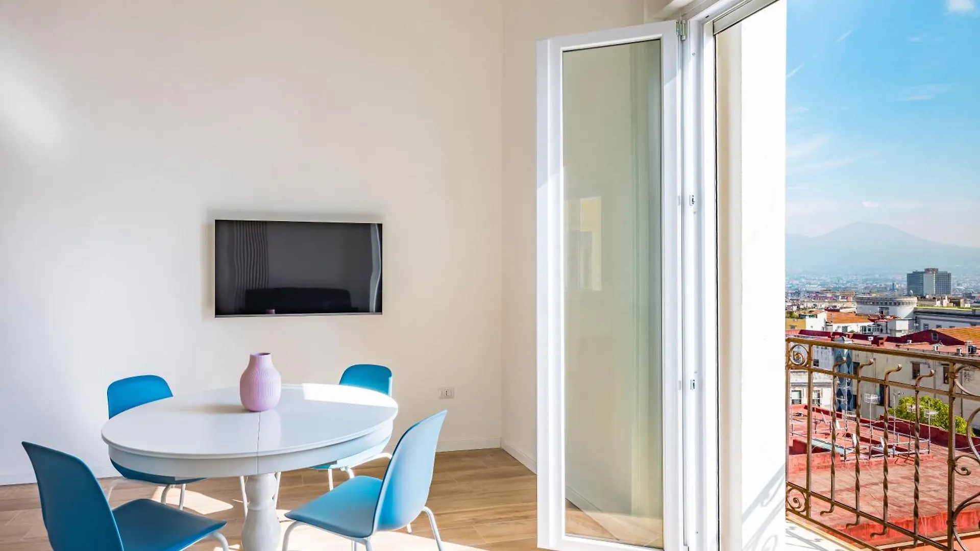 Sunny Panoramic Apartment By Napoliapartments